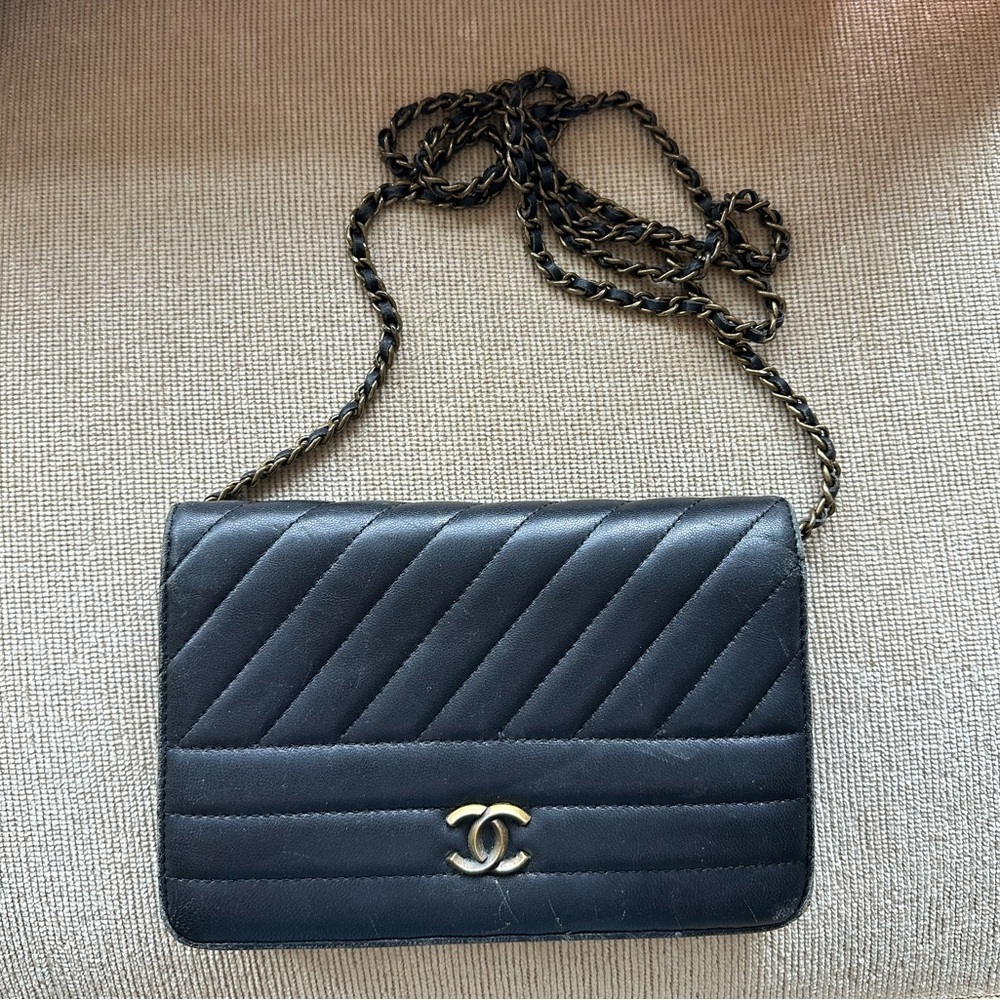 Chanel Black Chevron Leather Crossbody Bag (Needs Repair) - Picture 2 of 5